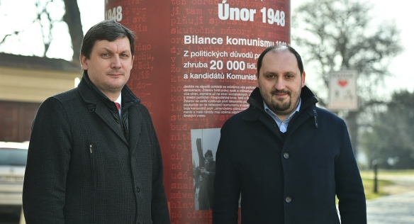 Před Lichtenštejnským palácem v Praze je umístěn panel s připomínkou února 1948.