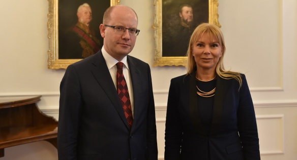 Předseda vlády Bohuslav Sobotka se setkal s členkou Evropské komise Elżbietou Bieńkowskou, 11. dubna 2017.