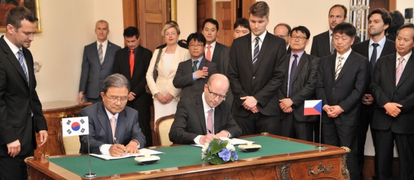Česká republika podepsala smlouvu s korejským NEXENEM o investici za 22,8 miliardy korun, 25. června 2014.