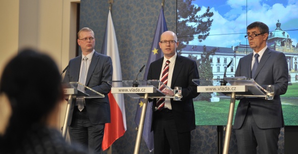 Místopředseda Bělobrádek, premiér Sobotka a 1. místopředseda a ministr financí Babiš na tiskové konferenci po jednání vlády 9. dubna 2014.