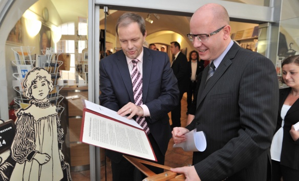 Premiér Bohuslav Sobotka se setkal s ministrem Marcelem Chládkem v pedagogickém muzeu, 11. července 2014.