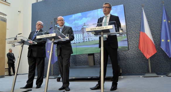 Prezident SPČR Hanák, premiér Sobotka a místopředseda ČMKOS Pícl na tiskové konferenci po jednání RHSD, 22. dubna 2014.
