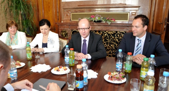 Premiér Bohuslav Sobotka se v pátek 25. července 2014 v rámci svých bilančních cest po resortech setkal s ministryní Věrou Jourovou.