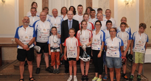 Premiér Bohuslav Sobotka přivítal slovenské děti, které v rámci projektu Tour de intelekt 2014 přijely na kolech z Bratislavy, 30. července 2014.