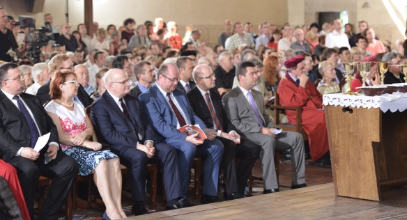 Premiér Sobotka se zúčastnil slavnostní bohoslužby u příležitosti 600. výročí upálení Mistra Jana Husa, 6. července 2014. 