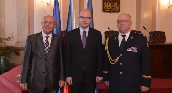 Předseda vlády Bohuslav Sobotka na Úřadu vlády udělil Cenu Jaroslava Jandy, 27. května 2015.