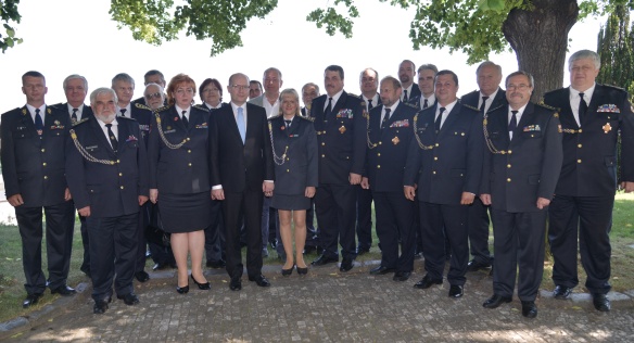 Předseda vlády Bohuslav Sobotka se společně s ministrem vnitra Milanem Chovancem 6. června 2015 setkal se zástupci dobrovolných hasičů.