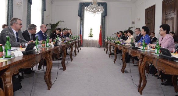 Premiér Sobotka se setkal s místopředsedkyní Státní rady ČLR Liu Yandong, 15. června 2015.