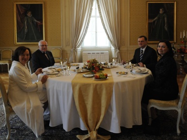 Oběd prezidenta a první dámy s premiérem a jeho choti