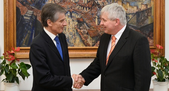 Premiér Jiří Rusnok přijal v úterý 29. října 2013 nového slovenského velvyslance Petera Weisse. 