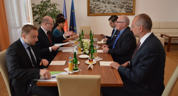 Předseda vlády Bohuslav Sobotka jednal s místopředsedou Evropské komise Fransem Timmermansem, 16. června 2017.