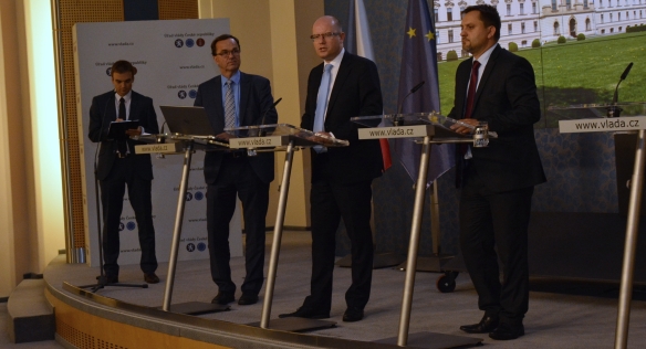 Tisková konference po jednání vlády 17. září 2015.
