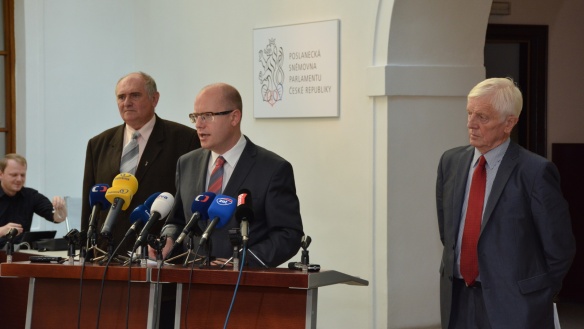 Předseda OS Stavba Stanislav Antoniv, premiér Bohuslav Sobotka a prezident SPS Václav Matyáš na tiskové konferenci po jednání, 17. září 2014.