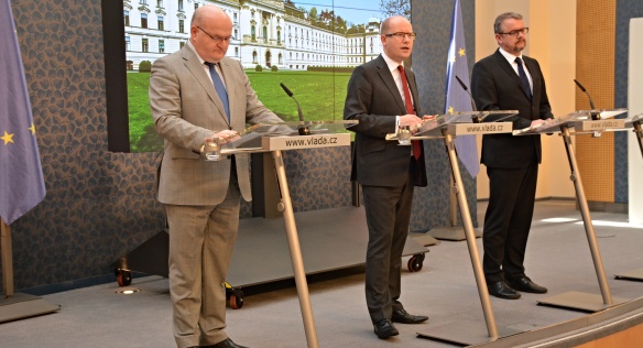 Tisková konference po jednání vlády 15. dubna 2015.