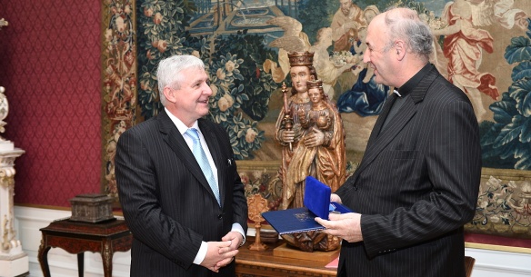Premiér Jiří Rusnok předal v pondělí 30. září 2013 medaili Karla Kramáře olomouckému arcibiskupovi Janu Graubnerovi.