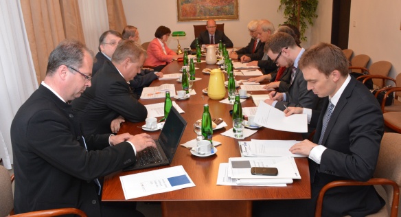 Premiér Bohuslav Sobotka jednal společně s ministrem zdravotnictví Svatoplukem Němečkem se zástupci krizového štábu nemocnic, 20. května 2015. 