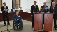 Premiér Bohuslav Sobotka jednal společně s ministrem zdravotnictví Svatoplukem Němečkem se zástupci krizového štábu nemocnic, 20. května 2015. 