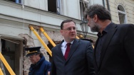 Premiér Petr Nečas se na místě neštěstí se zajímal o průběh záchranných prací a stav zraněných občanů, 29. dubna 2013