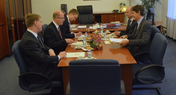 Premiér Bohuslav Sobotka se ve středu 22. října 2014 setkal velvyslancem Spolkové republiky Německo v ČR A. F. Freytagem von Loringhovenem.