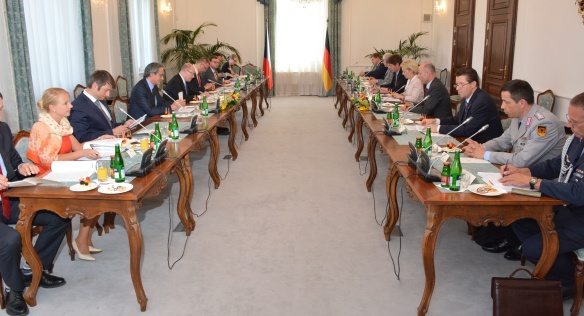 Premiér Sobotka se setkal s ministryní obrany Spolkové republiky Německo Ursulou von der Leyen, 4. června 2015.