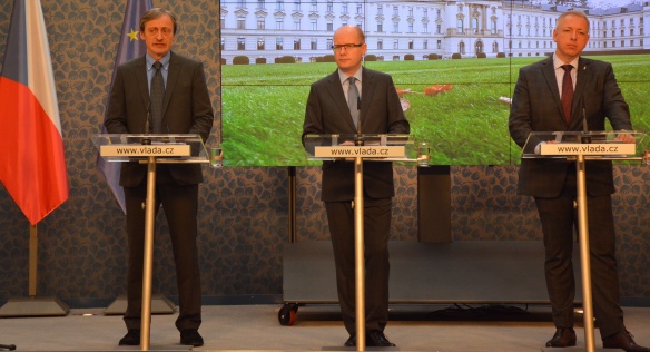 Tisková konference k jednání vlády o mimořádné situaci ohledně výbuchu ve Vrběticích, 3. října 2014.