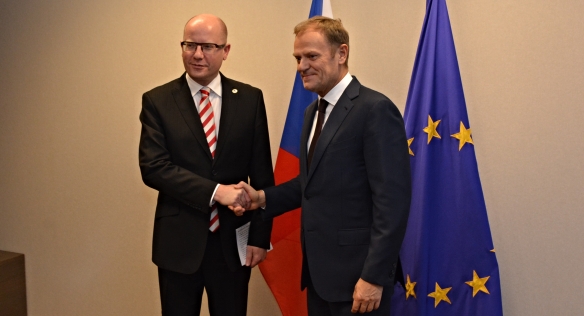 Premiér Sobotka se před jednáním Evropské rady setkal se stálým předsedou Tuskem, 17. prosince 2015.