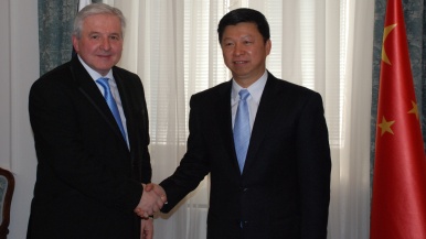 Premiér Jiří Rusnok a tajemník Sekretariátu spolupráce mezi Čínou a zeměmi střední a východní Evropy pana Song Tao, 12.11.2013