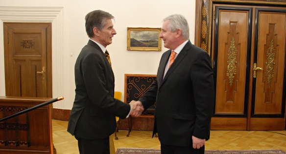 Premiér Jiří Rusnok poobědval 30. prosince 2013 v Kramářově vile se slovenským velvyslancem Peterem Weissem.