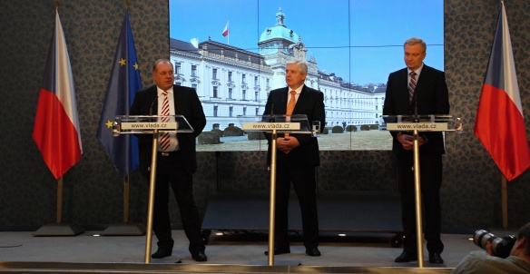 Ministr práce a sociálních věcí Koníček, premiér Rusnok a ministr obrany Picek na tiskové konferenci po jednání vlády 2. ledna 2014.