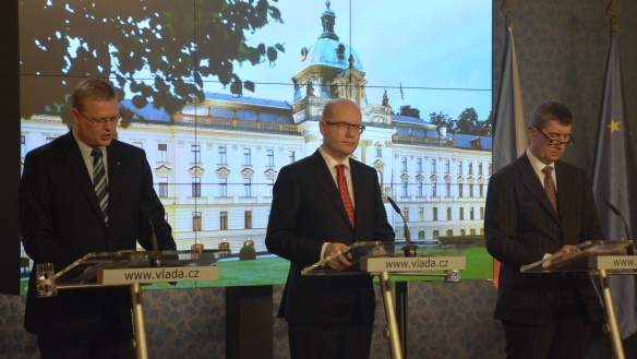 Místopředseda Bělobrádek, premiér Sobotka a 1. místopředseda Babiš na tiskové konferenci po jednání vlády ve Strakově akademii 22. prosince 2014.