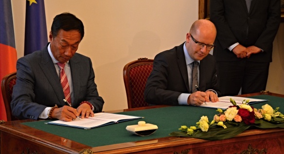 Prime Minister Bohuslav Sobotka signs a Memorandum of Cooperation with the Taiwanese company Foxconn, 23 July 2015. 