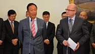 Tisková konference po podpisu Memoranda s Tchajwanskou společností Foxconn, 23. července 2015.