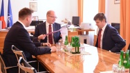 Premiér Bohuslav Sobotka jednal s novým koordinátorem pro digitální agendu Ondřejem Malým, 11. dubna 2017.
