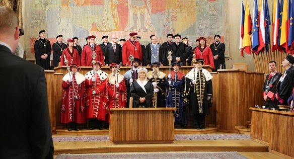 Premiér Bohuslav Sobotka se 12. května 2016 v aule Karolina zúčastnil slavnostního shromáždění představitelů Univerzity Karlovy.