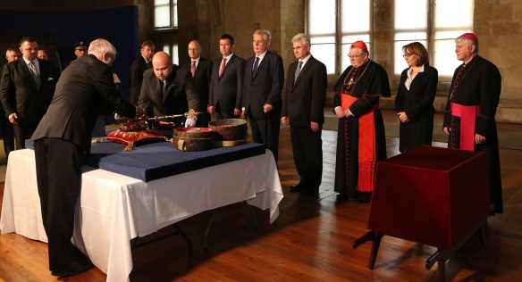 Premiér Sobotka spolu s dalšími držiteli klíčů zúčastnil slavnostního vyzvednutí Českých korunovačních klenotů, 12. května 2016.