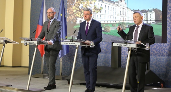 Vicepremiér K. Havlíček a ministři školství R. Plaga a kultury L. Zaorálek na tiskové konferenci po jednání vlády 4. listopadu 2019.