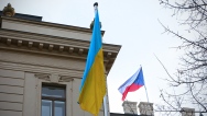 Úřad vlády na podporu Ukrajiny vyvěsil nad Strakovou akademií ukrajinskou státní vlajku