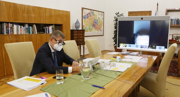 Kvůli zhoršením epidemickým podmínkám se i mimořádné jednání vlády uskutečnilo formou videokonference, 9. září 2020.