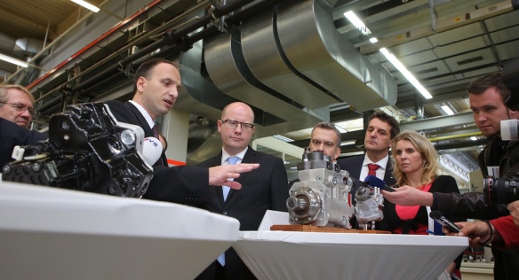 Premiér Bohuslav Sobotka navštívil firmu BOSH DIESEL, 10. října 2015.