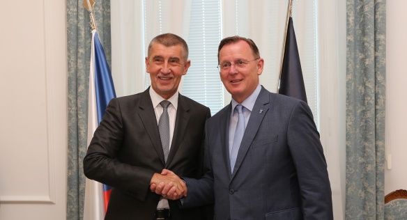 Premiér Babiš s ministerským předsedou Svobodného státu Durynsko Ramelowem před jednáním ve Strakově akademii, 4. června 2018.