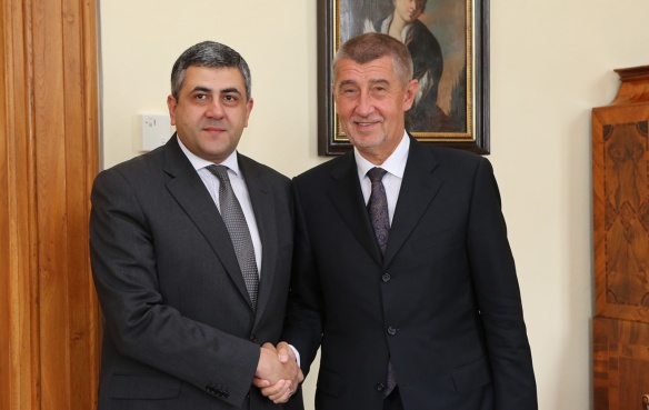Premiér Babiš se v Hrzánském paláci setkal s generálním tajemníkem Světové turistické organizace OSN Pololikashvilim, 11. června 2018.