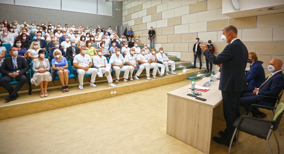 Premiér Andrej Babiš a ministr zdravotnictví Adam Vojtěch na besedě se zaměstnanci FN Plzeň, 6. září 2021.