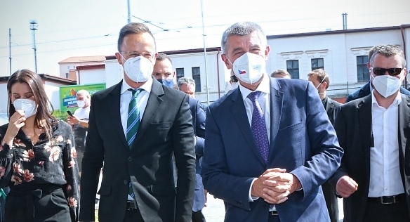 Předseda vlády Andrej Babiš převzal vakcíny od maďarského ministra zahraničí Pétera Szijjárta, 4. června 2021.