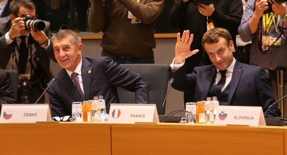 Český premiér Andrej Babiš a francouzský prezident Emmanuel Macron před začátkem jednání Evropské rady, 12. prosince 2019.
