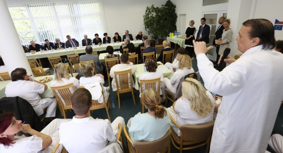 Předseda vlády Bohuslav Sobotka jednal s vedením Kroměřížské nemocnice, 26. dubna 2016.