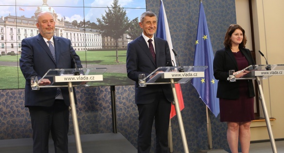 Premiér A. Babiš, ministryně práce a sociálních věcí J. Maláčová a ministr zemědělství M. Toman na tiskové konferenci po jednání vlády, 2. září 2019.