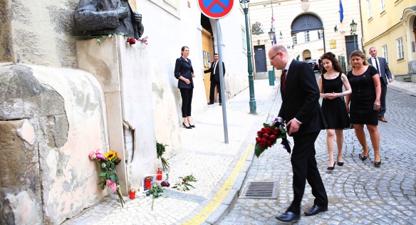 Premiér Bohuslav Sobotka uctil u britské ambasády v Praze památku obětí útoku v Manchesteru, 24. května 2017.