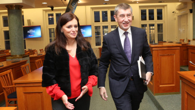 Předseda vlády Andrej Babiš společně s hejtmankou Středočeského kraje Jaroslavou Pokornou Jermanovou přicházejí na jednání s radou.