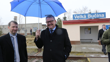 Ministr dopravy Dan Ťok na prohlídce železniční zastávky Velká Bučina.