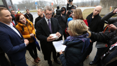 Předseda vlády Andrej Babiš přebírá petici od zástupců petičního výboru Stop spalovně.